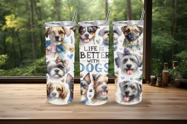 Drei Thermobecher mit dem Design „Life is Better with Dogs“ stehen auf einem Holztisch vor einem Fenster mit Blick auf einen grünen Wald. Jeder Becher zeigt ein fröhliches Hundemotiv, inklusive verschiedener Rassen und farbenfroher Details wie Schleifen u